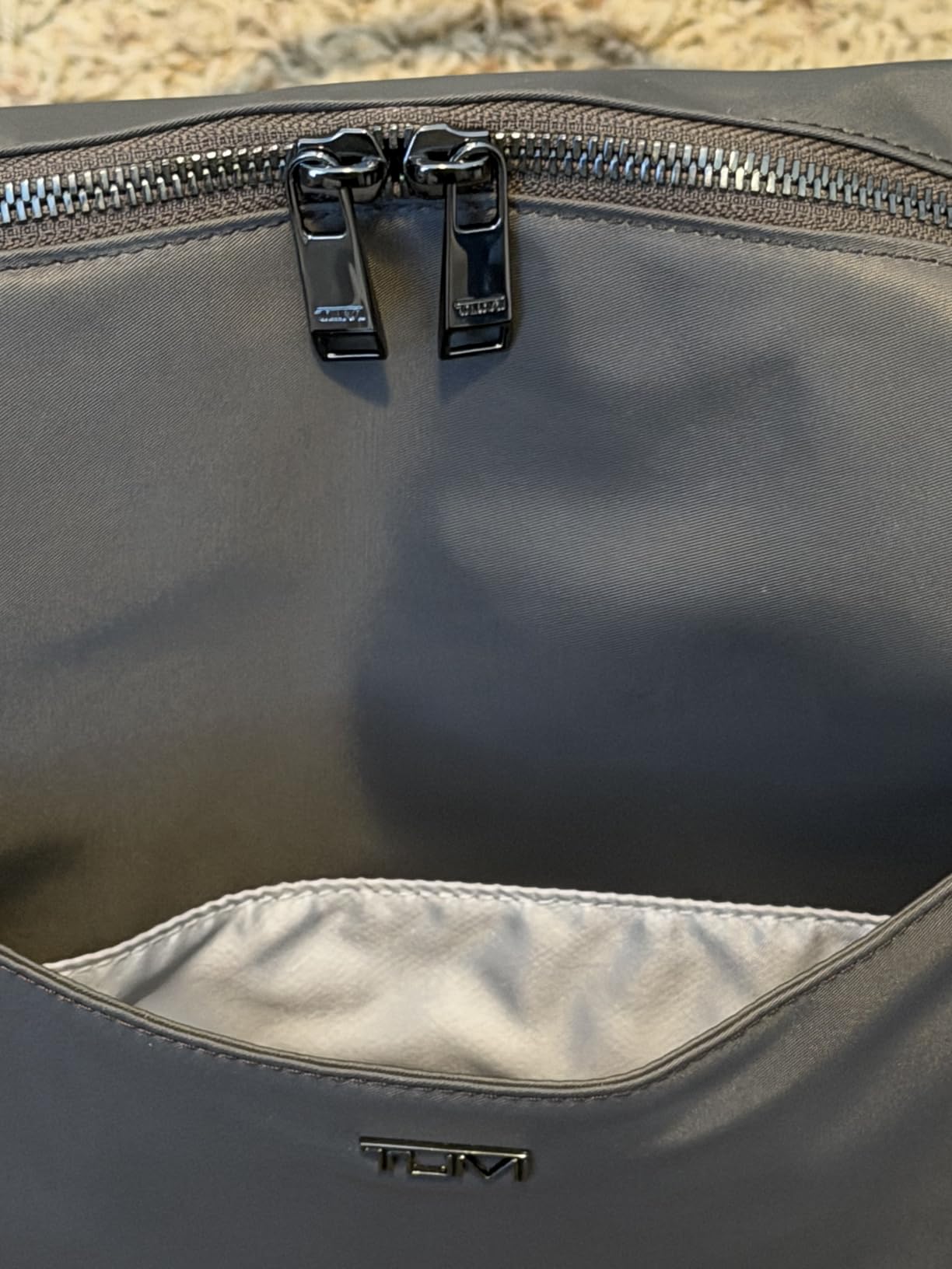 Solid commuter tote
