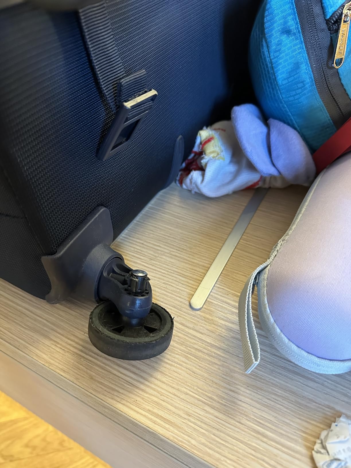 Solid checked bag