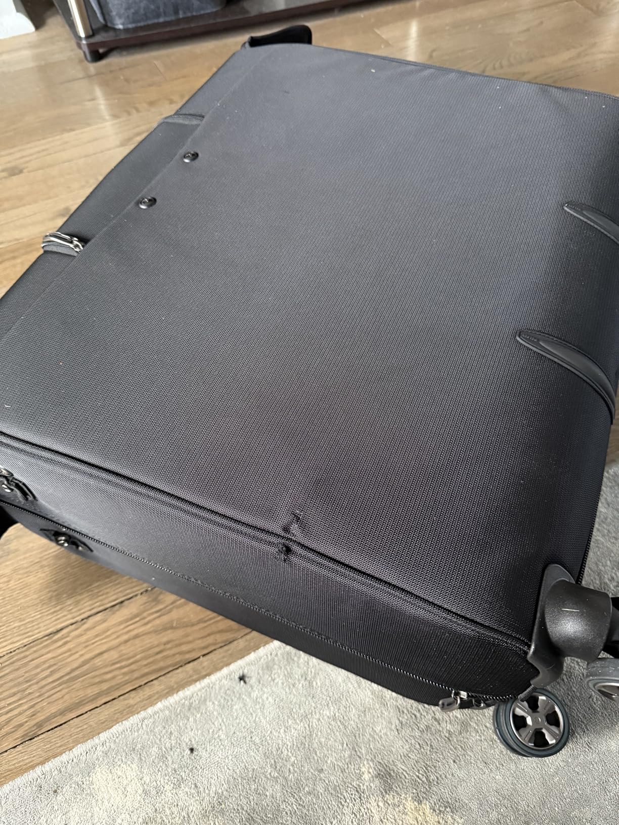 Solid garment bag with smooth roll