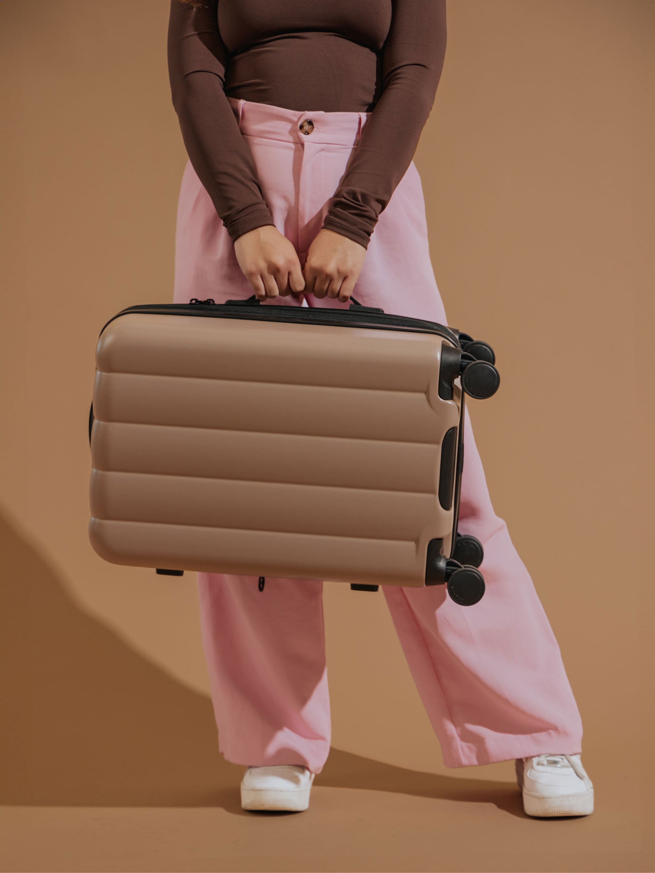 calpak-evry-carry-on-luggage-expandable-spinner-carry-on-with-organized-interior image 8