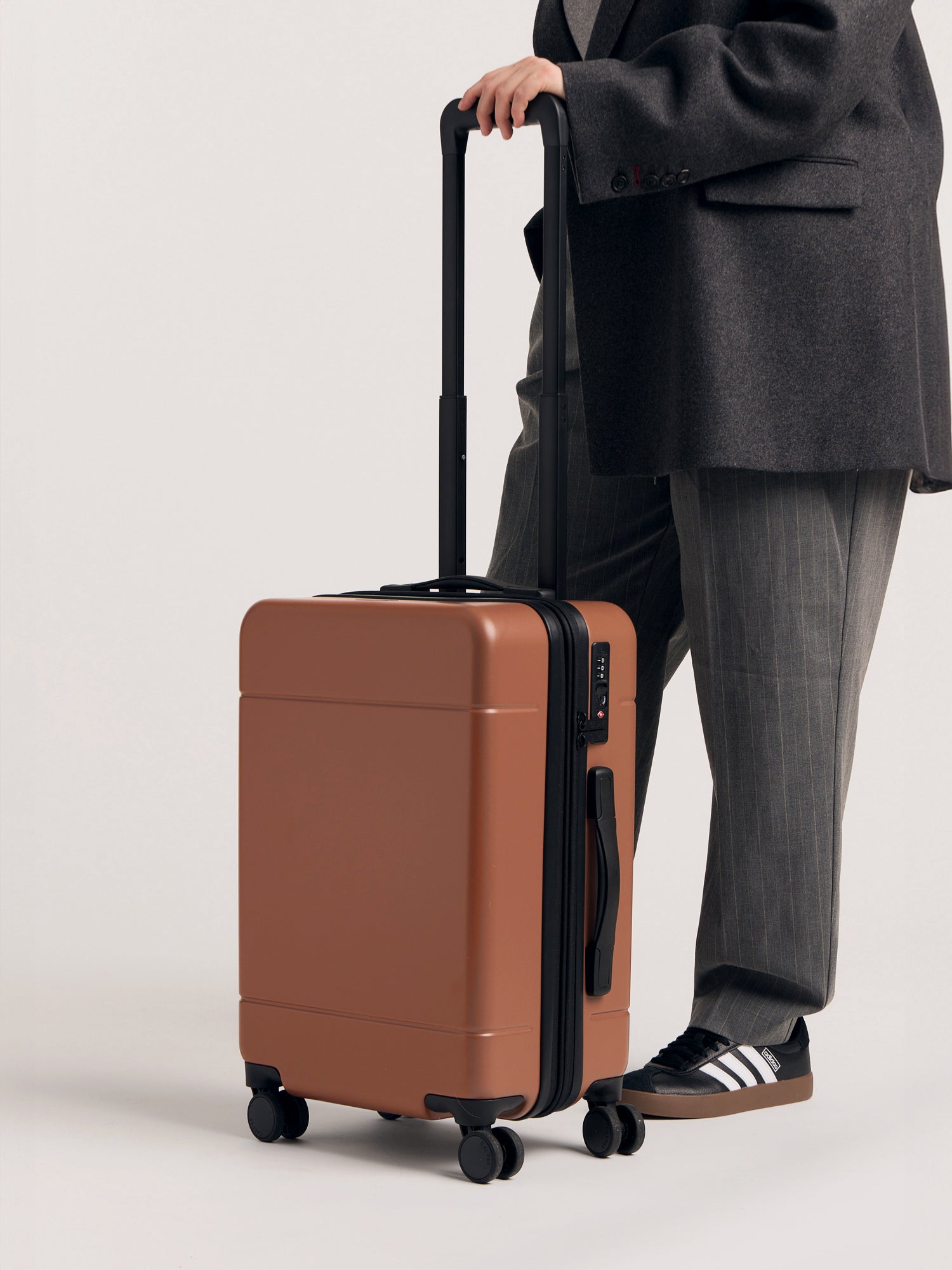 calpak-hue-carry-on-luggage-expandable-hardside-spinner-suitcase-with-lock image 2