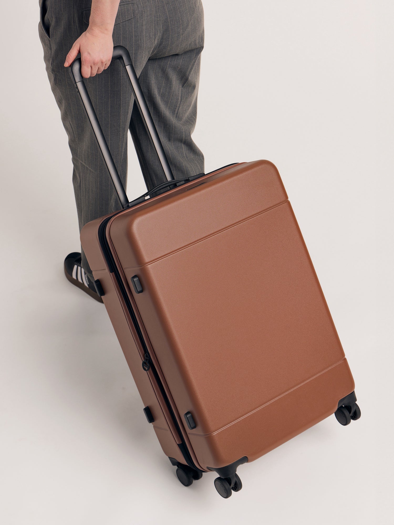calpak-hue-medium-hardside-spinner-luggage image 4