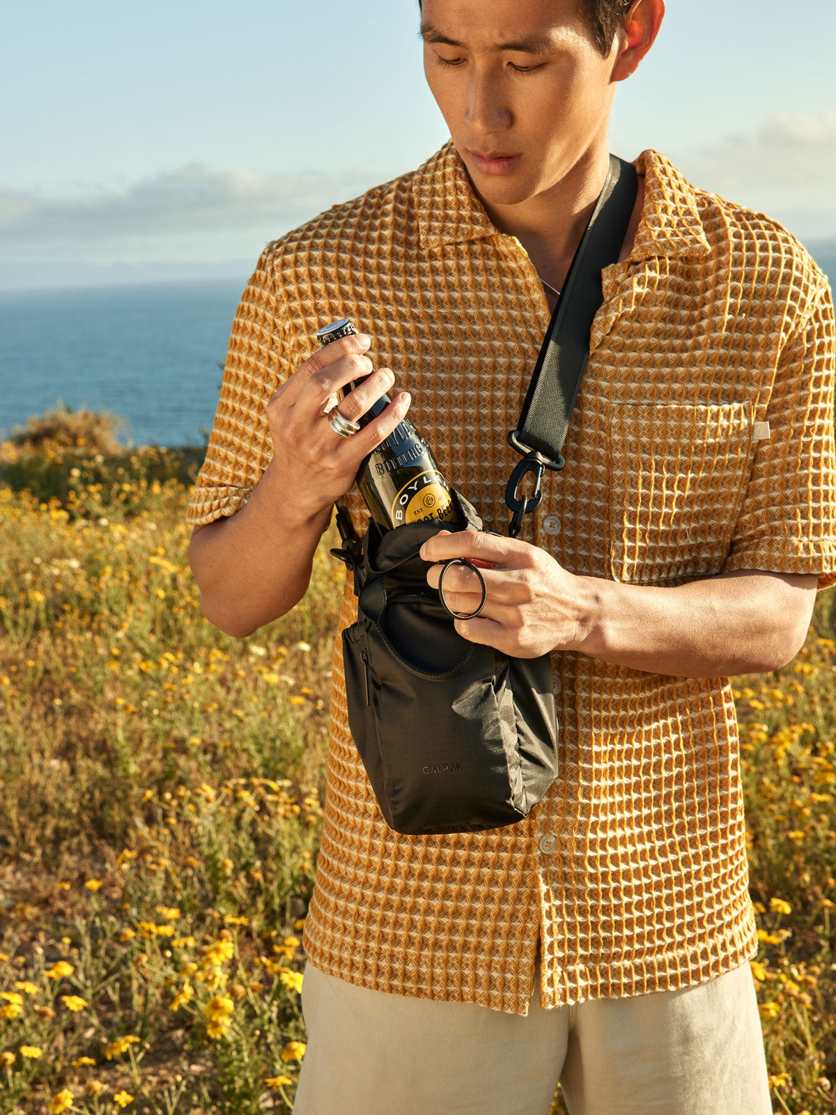 calpak-water-bottle-holder-hands-free-bottle-carrier-bag-with-exterior-pockets-a image 2