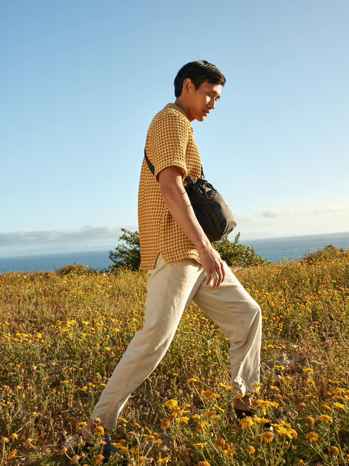 calpak-water-bottle-holder-hands-free-bottle-carrier-bag-with-exterior-pockets-a image 4