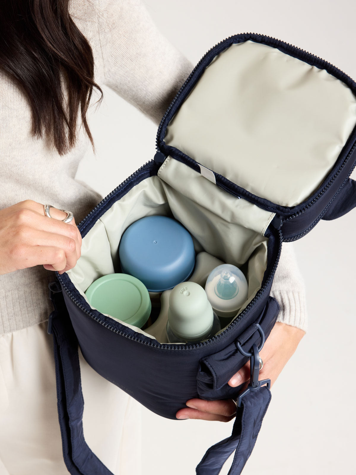 calpak-insulated-baby-bottle-bag-4-bottle-cooler-with-ice-pack-and-stroller-stra image 4