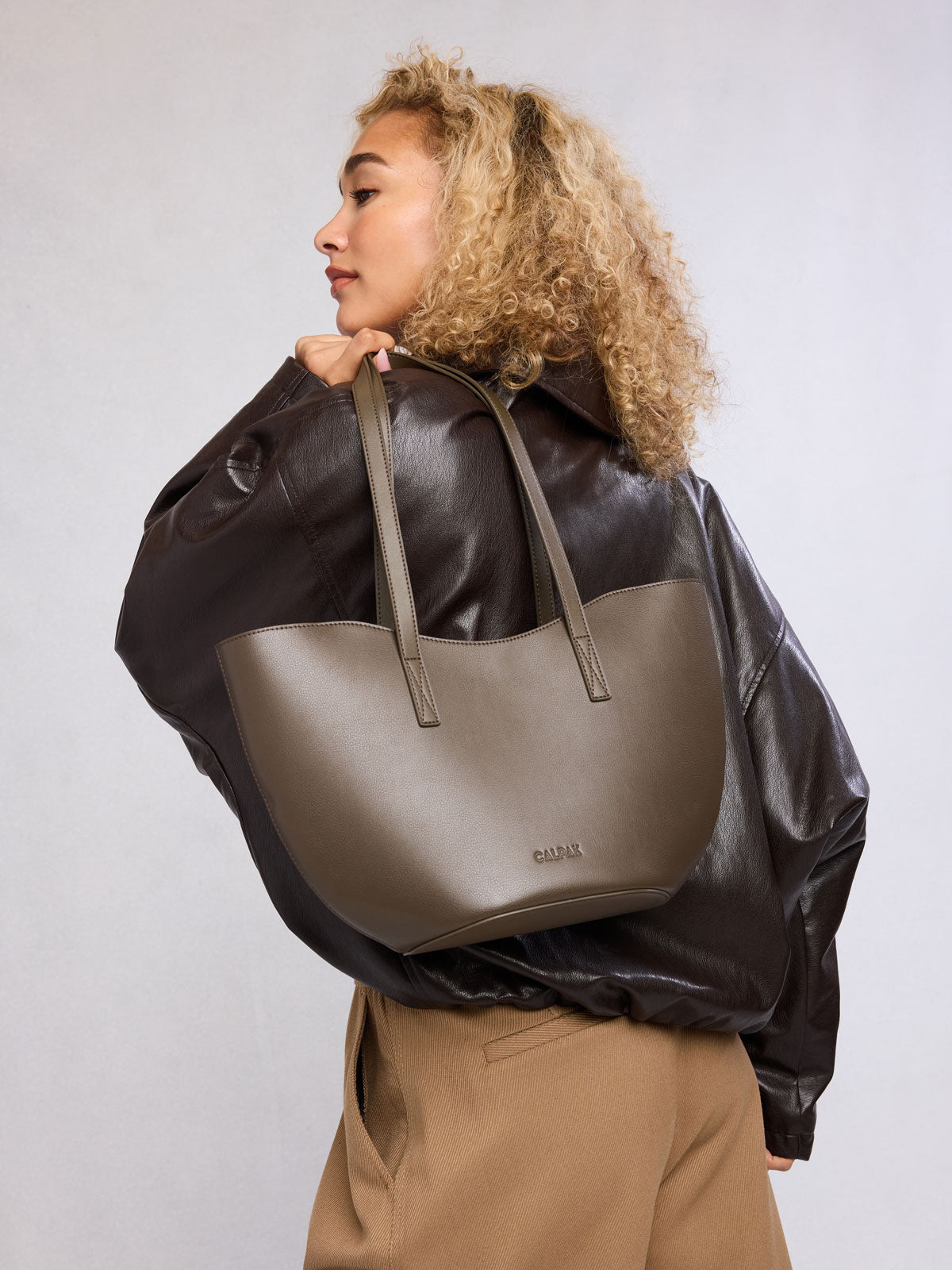 calpak-haven-tulip-tote-sculpted-everyday-shoulder-bag-with-magnetic-closure-int image 2